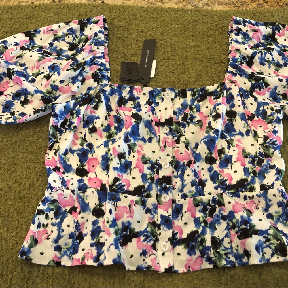 BCBGmaxazria beautiful peplum top with front buttons ruched in back. SZ XL